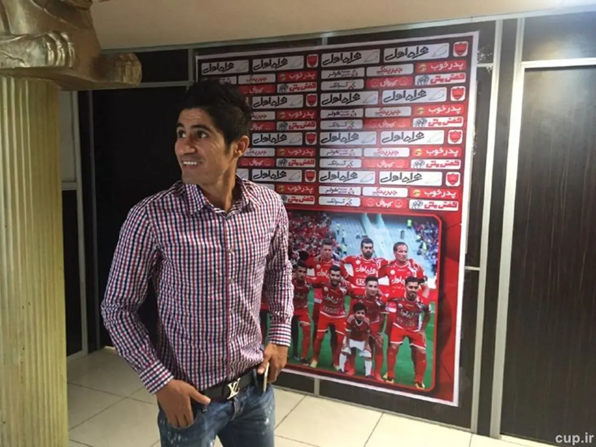 محمد آرام برای عقد قرارداد به باشگاه پرسپولیس آمد