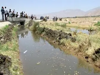 چشمه آب تزنگ با غفلت مسئولین درحال هدر رفتن است