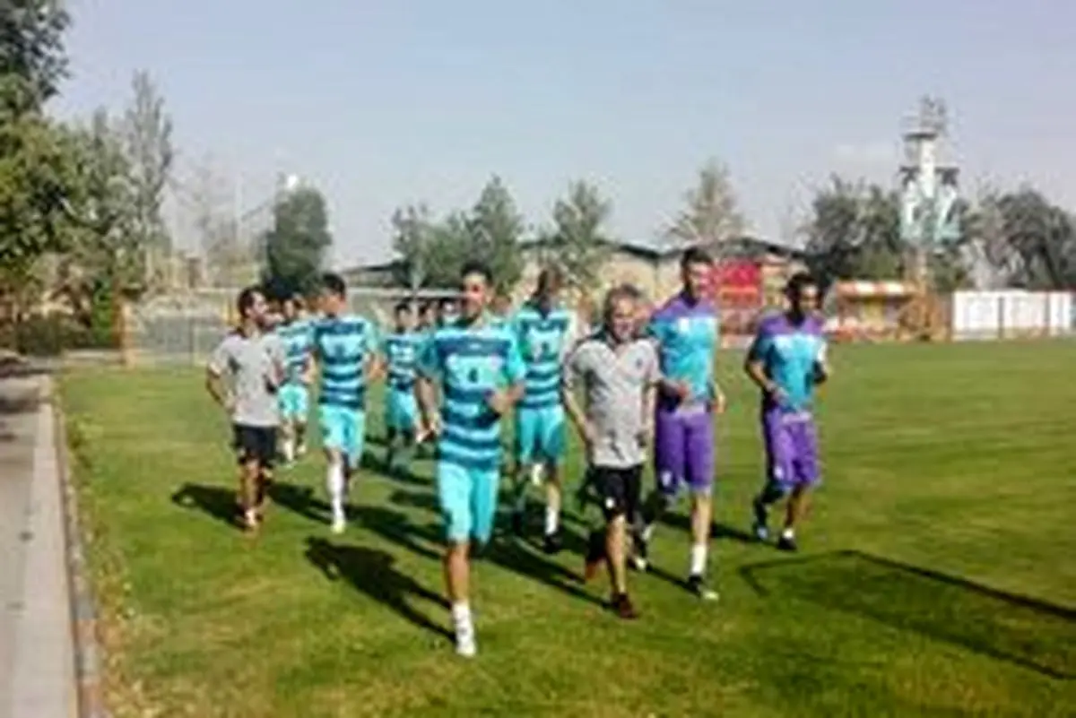 تیم دایی با ۱۳ بازیکن استارت زد