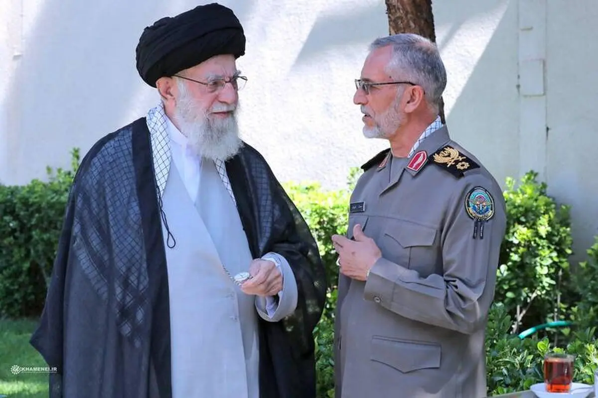تصویری از سرلشکر شهید محمد شیرازی در کنار رهبر شهید
