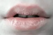 کندن و جویدن پوست لب و جاهاى دیگر بدن، چه حکمى دارد؟