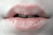 پوست هایی که از لب و بدن جدا می شود، چه حکمی دارد؟