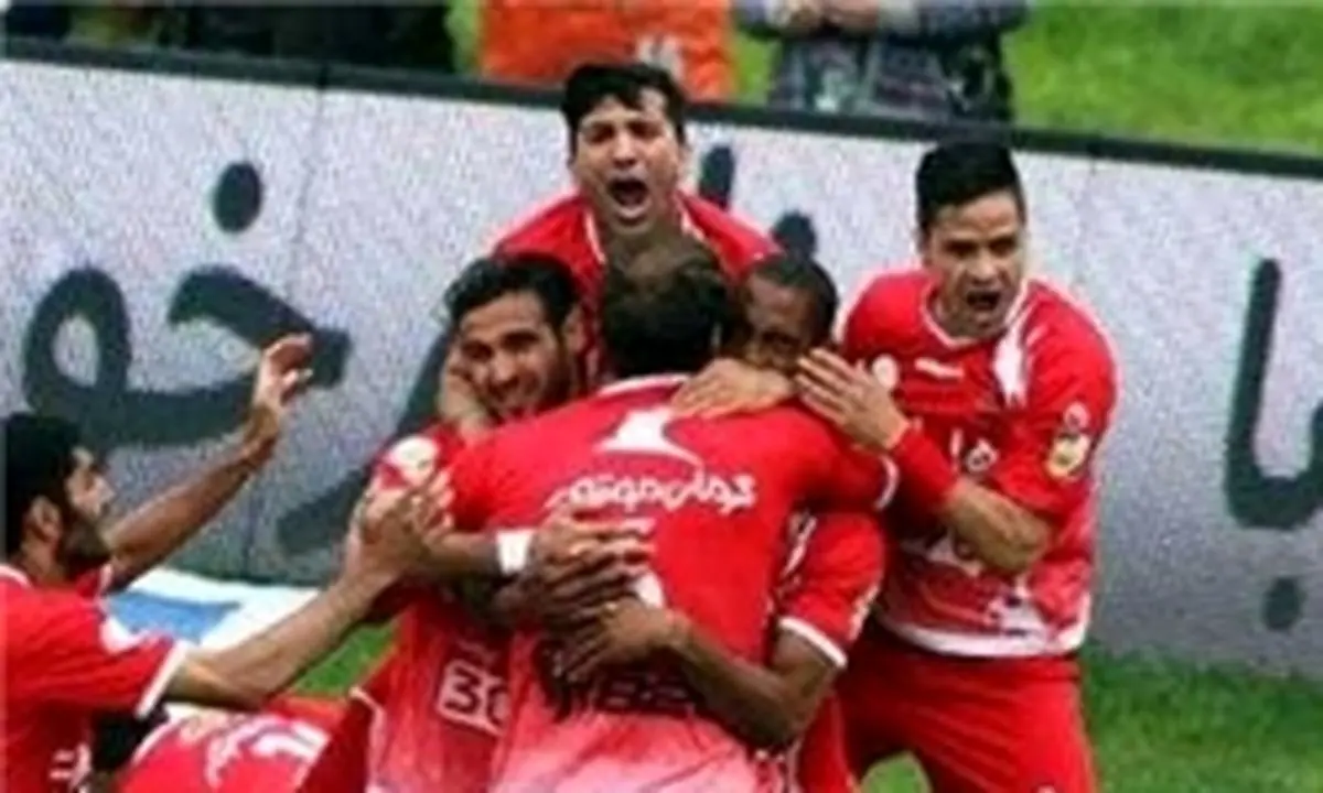 درگیری هواداران دو تیم در بیرون ورزشگاه و شادی عجیب سرخها