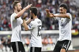 چرا بازیکنان تیم ملی آلمان جلو دهان خود را گرفتند؟+تصاویر