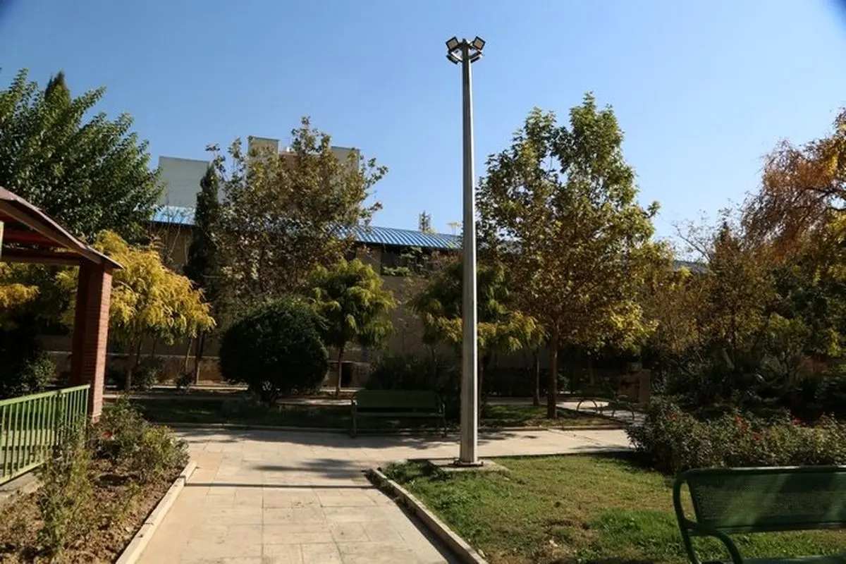 مشکل خاموشی بوستانهای اصلی منطقه ۱۰ رفع شد/ تجهیز پارکها به پایههای برج نوری