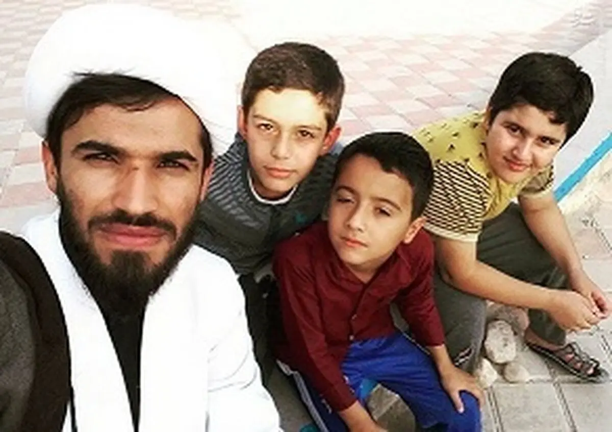 طلبه‌ای که با فوتبال تبلیغ می‌کند +عکس 