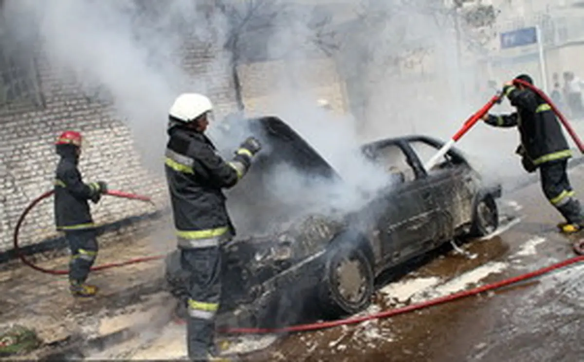 حریق سواری پژو در پارکینگ یک ساختمان