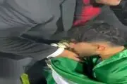 دیوارنگاره جدید میدان ولیعصر به مناسبت روز پدر/ بوسه امیر عابدزاده بر دست پدرش+ عکس