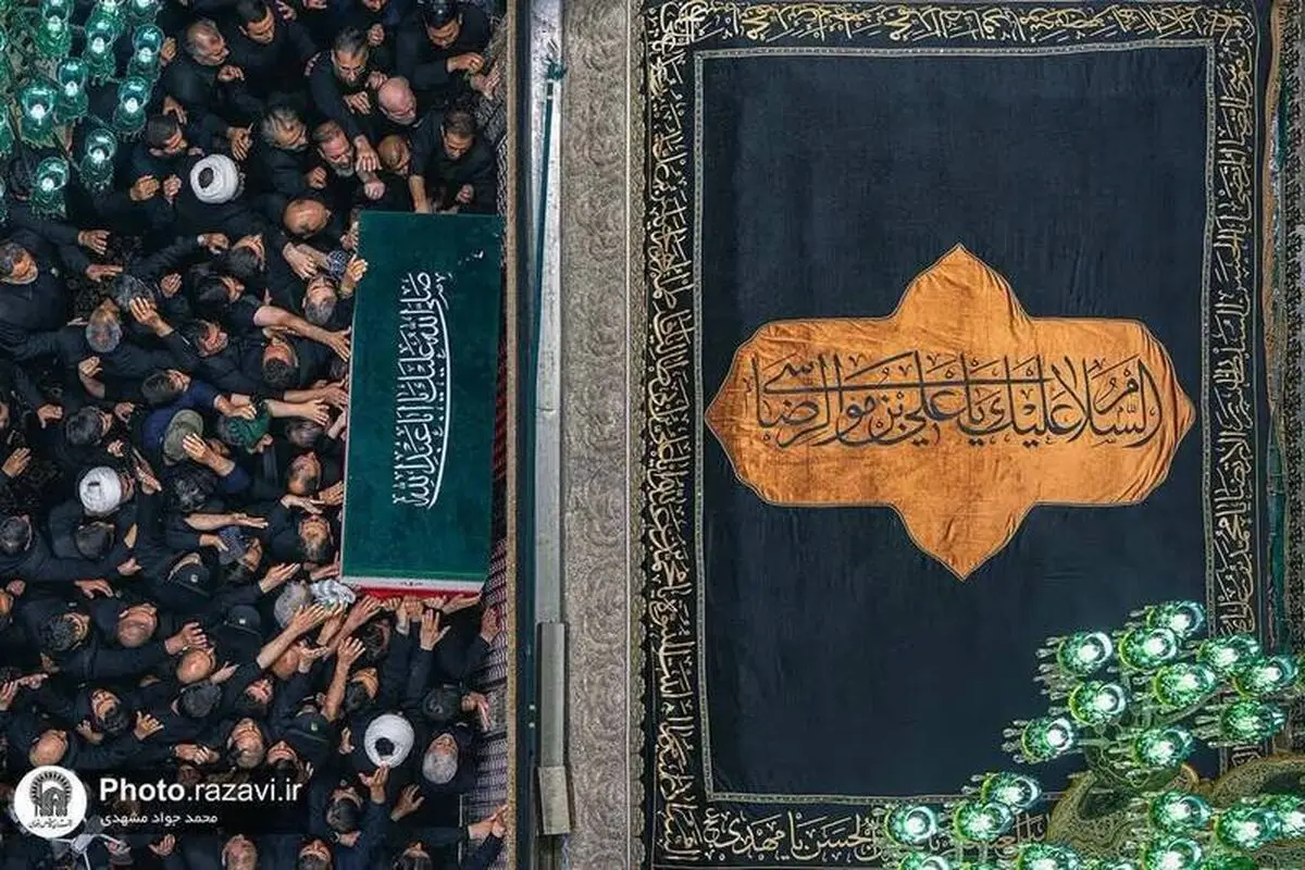 نمایی ویژه از طواف پیکر رهبر شهید بر گرد ضریح مطهر امام رضا(ع)