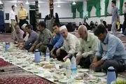 تجلی وحدت شیعه و سنی بر سر سفره افطار/ تصاویر