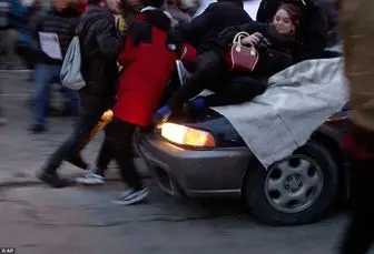 خودرویی که معترض فرگوسن را چندین متر روی زمین کشید + تصاویر