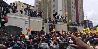  اقامتگاه رئیس جمهور سریلانکا به تصرف معترضان درآمد +فیلم