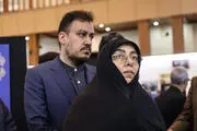 همسر و پسر شهید امیرعبداللهیان در کنار مخبر/عکس