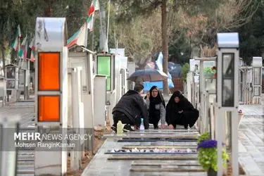 لحظات تحویل سال در گلزار شهدای تهران