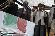 حضور سرزده احمدی نژاد در مراسم تشییع ۲ شهید گمنام