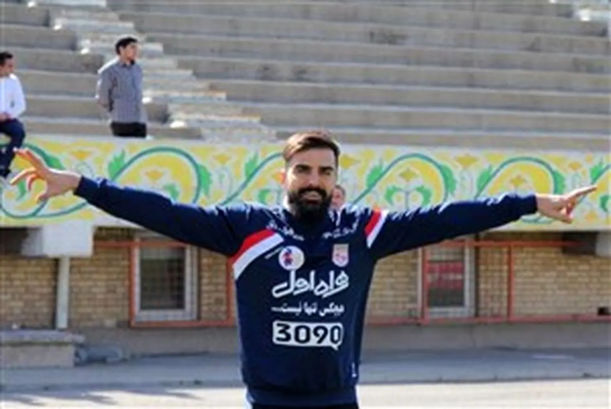 عشوری قراردادش را با تراکتورسازی دو سال دیگر تمدید کرد