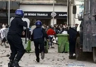 ۳۰ نیروی پلیس در هجوم هواداران فوتبال به زمین بازی در الجزایر مصدوم شدند
