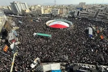 تصاویر تشییع با شکوه شهدا در میدان انقلاب 