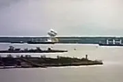 لحظه برخورد موشک به یک کشتی در بندر نیکولایف+ فیلم