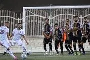  رضا گردان بازیکن استقلال به هوادار پیوست