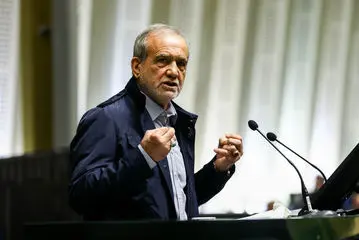 تصاویر تقدیم لایحه بودجه ۱۴۰۵ توسط پزشکیان به رئیس مجلس