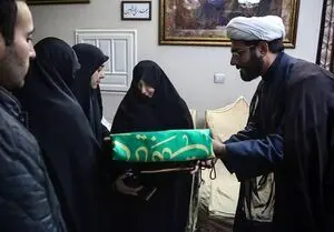 پرچم حرم حضرت معصومه(س) به همسر شهید سلیمانی اهدا شد