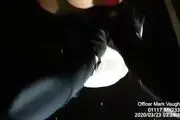 شکنجه یک سیاه‌پوست آمریکایی در مقابل خانواده‌اش!+ فیلم