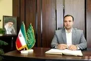 دلجویی شهردار کرمان از کودک گل فروش/ عکس