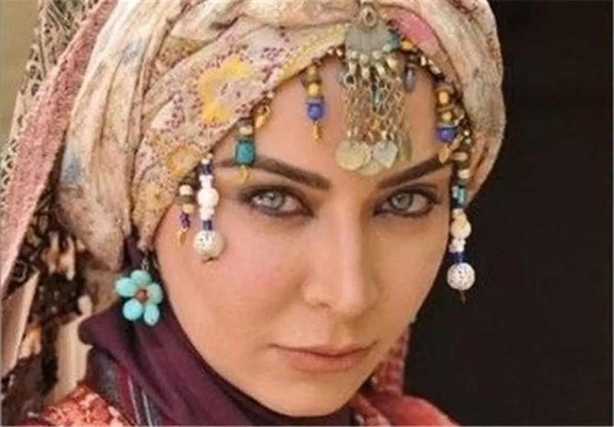 شال آبرنگی فقیهه سلطانی در محل کار /عکس