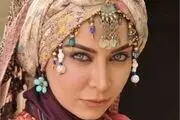 شال آبرنگی فقیهه سلطانی در محل کار /عکس