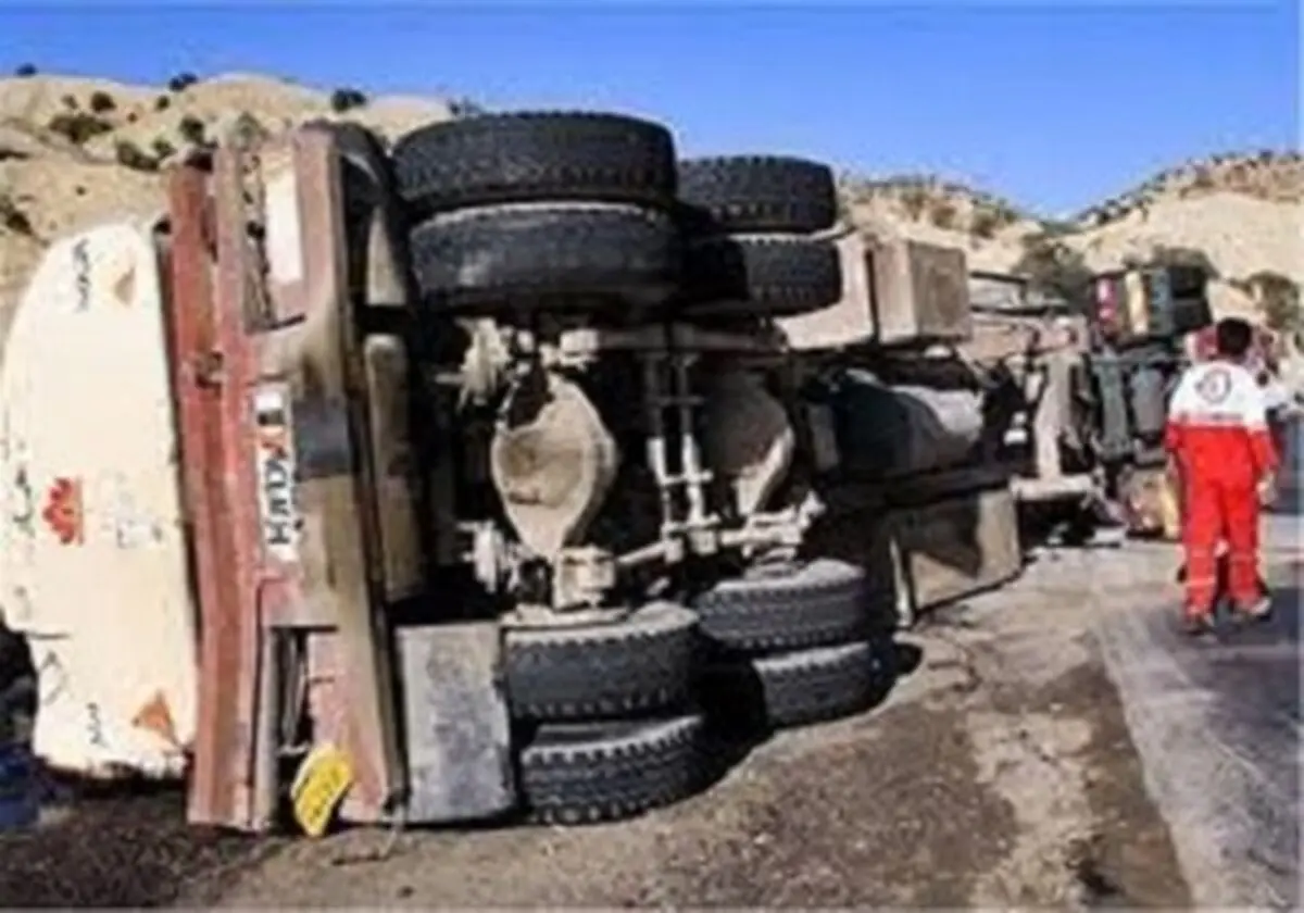 تانکر حامل مواد نفتی واژگون شد