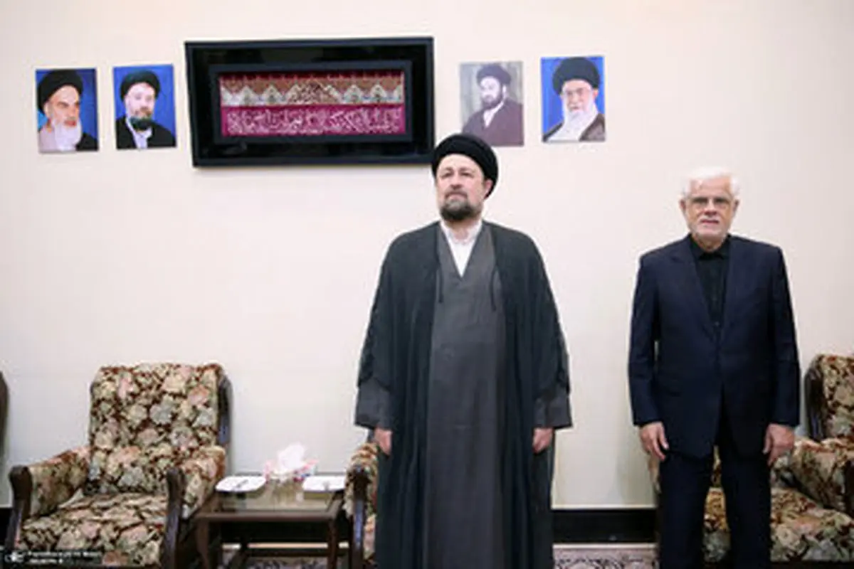 قاب عکسهایی که بر روی دیوار اتاق سید حسن خمینی نصب شده است