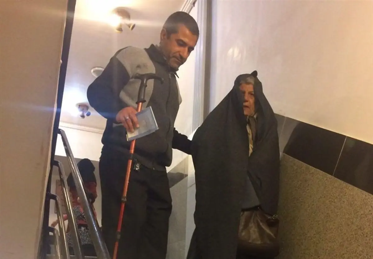 خرابی آسانسور  و سرگردانی بیش از ۳۰۰ بیمار