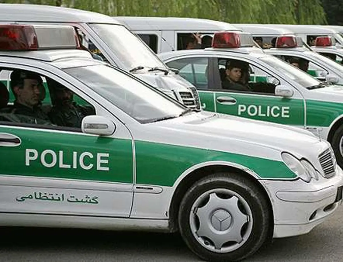 سنگ پرانی به خودرو پلیس برای فراری دادن مرد قاچاقچی