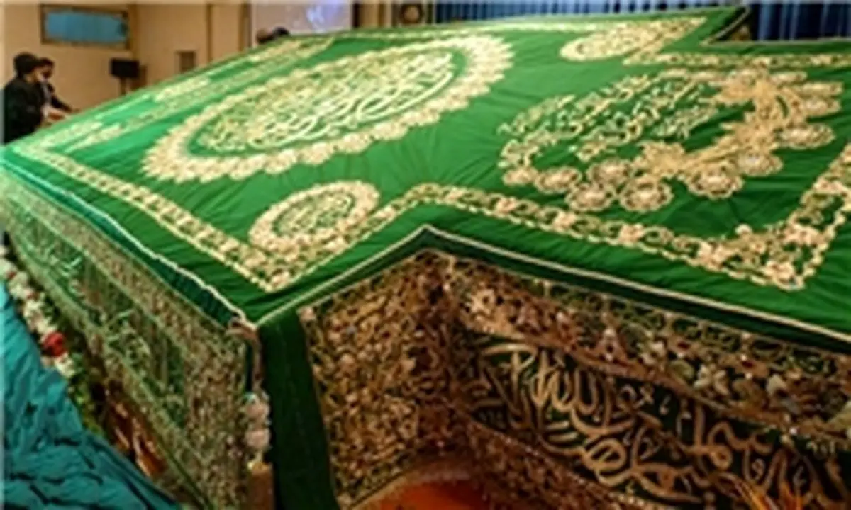 روپوش مرقد مطهر ابا عبدالله الحسین(ع) بر مضجع شریف ایشان گسترده شد