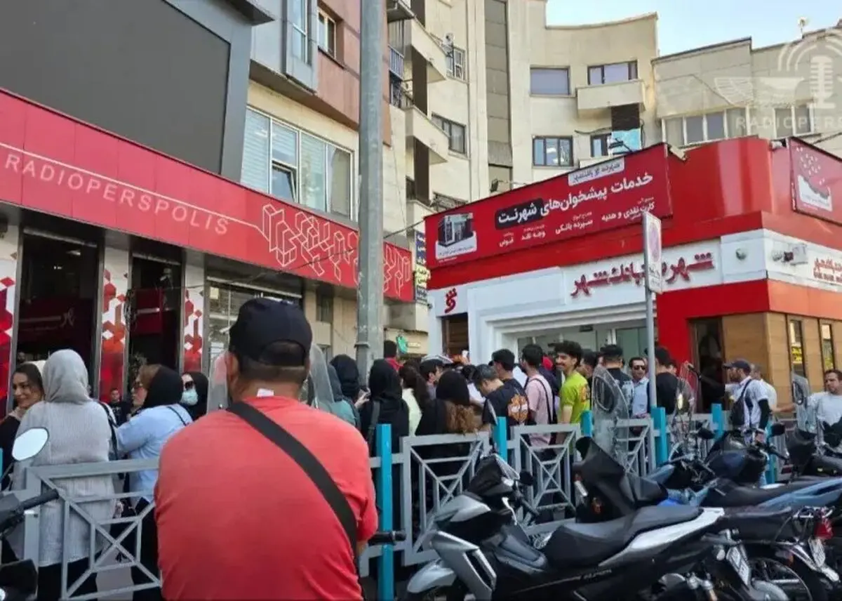 هواداران پرسپولیس برای چهارمین بار مقابل درویش تجمع کردند
