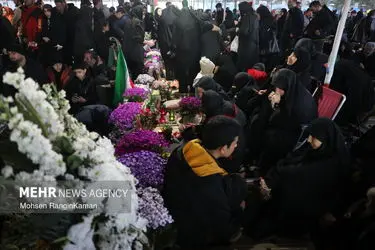 لحظات تحویل سال در گلزار شهدای تهران