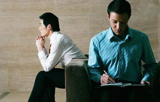 چرا نمی‌توانیم به راحتی از دیگران تعریف کنیم؟