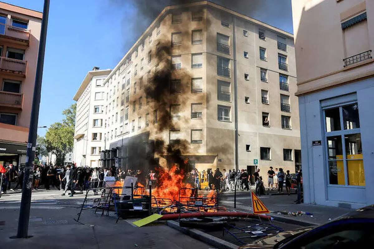هجوم پلیس فرانسه به دانش‌آموزان معترض با گاز اشک‌آور
