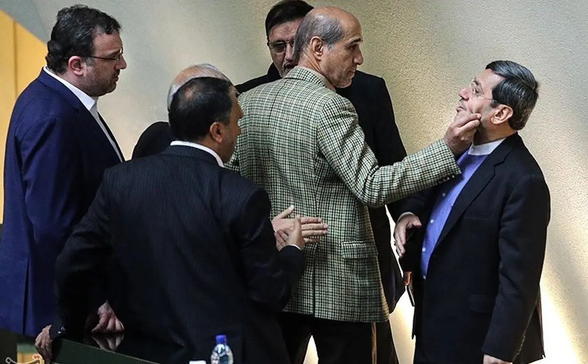 شوخی عجیب با معاون ظریف در مجلس+عکس