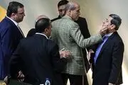 شوخی عجیب با معاون ظریف در مجلس+عکس