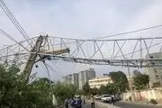 سقوط دکل مخابراتی در تهران+تصاویر