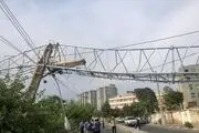 سقوط دکل مخابراتی در تهران+تصاویر