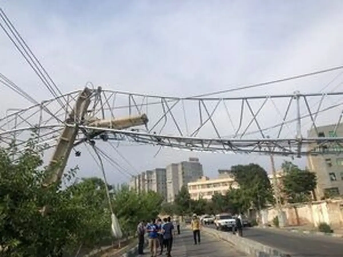 سقوط دکل مخابراتی در تهران+تصاویر