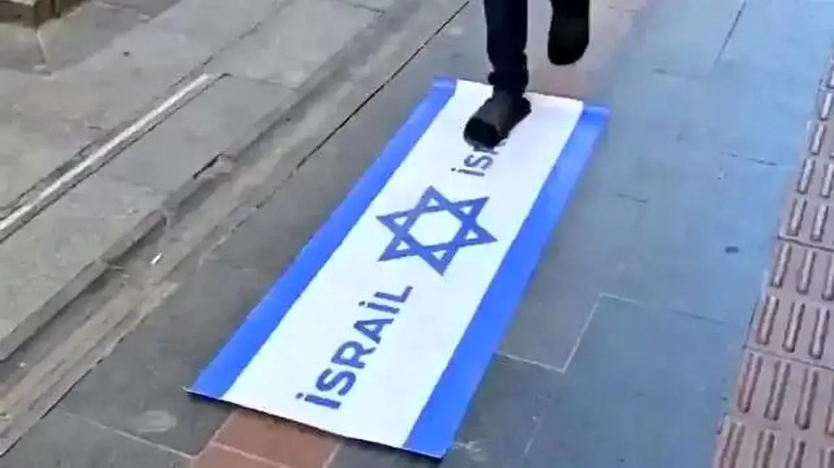 پرچم اسرائیل توسط گوسفندان لگدمال شد!/فیلم
