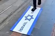 پرچم اسرائیل توسط گوسفندان لگدمال شد!/فیلم