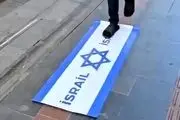 پرچم اسرائیل توسط گوسفندان لگدمال شد!/فیلم