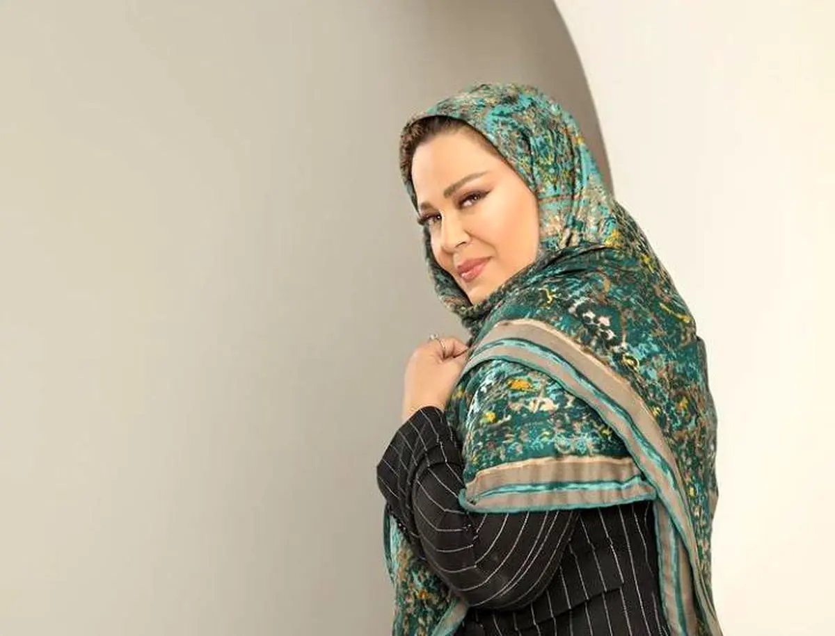 هدیه شگفتانگیز به بهاره رهنما روی صحنه تئاتر