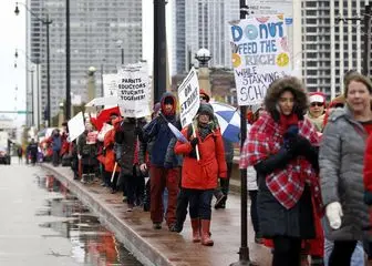 معلمان آمریکایی در شیکاگو به اعتراضات خود ادامه می‌دهند