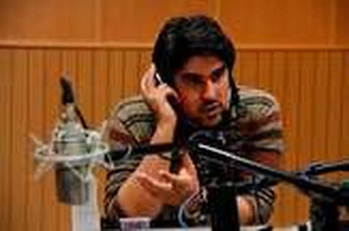 
گوینده رادیو، مجری یک برنامه تلویزیونی شد
